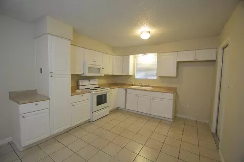 825 E Kaweah Ave, Visalia, CA 93292 photo 8