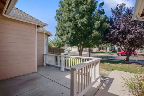1107 Prosperity Dr, Lemoore, CA 93245 photo 4