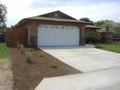 223 E 2nd St, Hanford, CA 93230 photo 3
