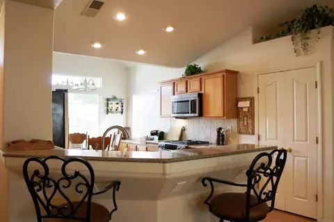3941 E Iris Ct, Visalia, CA 93292 photo 8