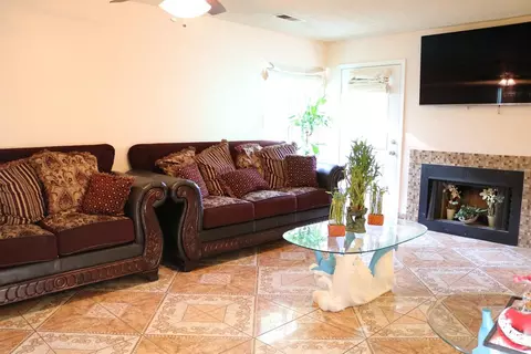 736 E Harold Ave, Visalia, CA 93292 photo 3