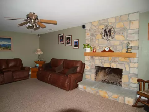 310 Plum St, Exeter, CA 93221 photo 3