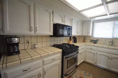 519 E Vine Ct, Visalia, CA 93292 photo 8