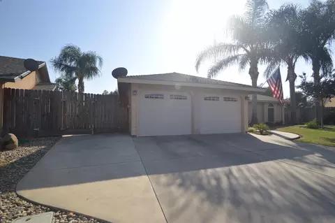 519 E Vine Ct, Visalia, CA 93292 photo 2