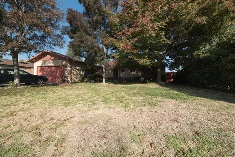 284 E Prosperity Ave, Tulare, CA 93274 photo 1