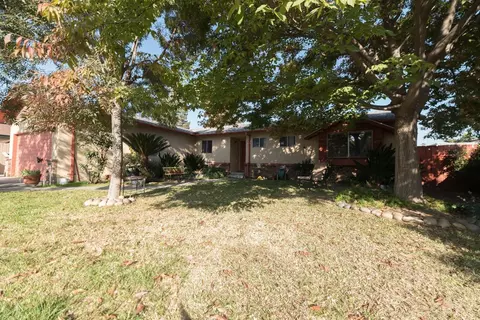 284 E Prosperity Ave, Tulare, CA 93274 photo 2