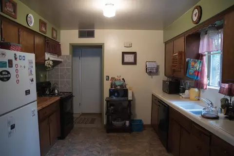 284 E Prosperity Ave, Tulare, CA 93274 photo 4
