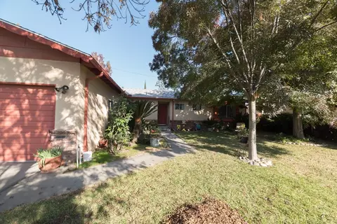 284 E Prosperity Ave, Tulare, CA 93274 photo 3