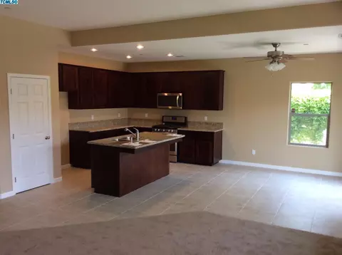 2025 E Copper Ct, Visalia, CA 93292 photo 9