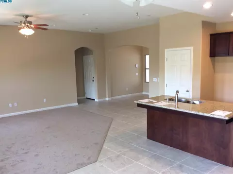 2025 E Copper Ct, Visalia, CA 93292 photo 8