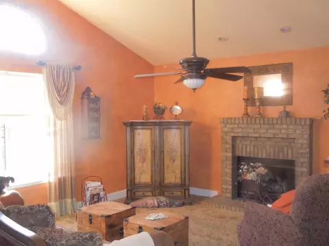 1612 E Vine Ct, Visalia, CA 93292 photo 3