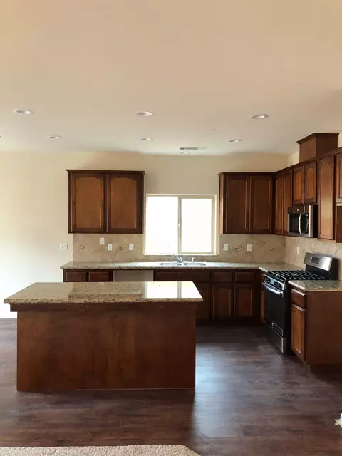 1140 E Vine Ct, Visalia, CA 93292 photo 2