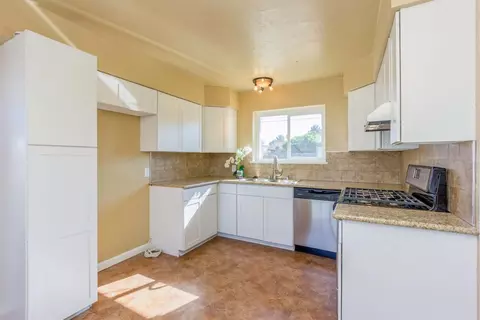 561 Lombardy Ln, Lemoore, CA 93245 photo 7