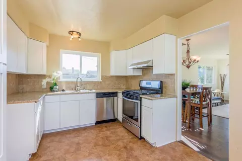 561 Lombardy Ln, Lemoore, CA 93245 photo 8