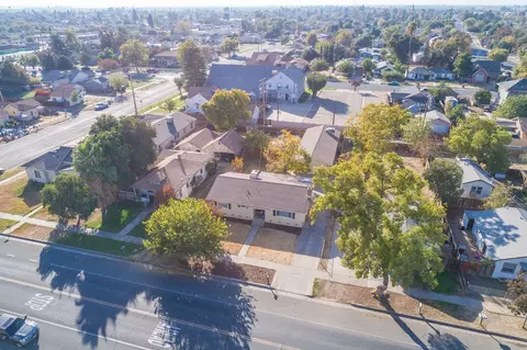 139 S E St, Tulare, CA 93274 photo 2