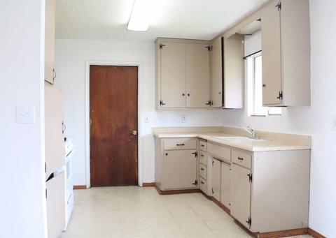 1435 E Alpine Ave, Tulare, CA 93274 photo 8