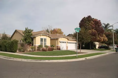 122 E Reese Ave, Visalia, CA 93277 photo 4