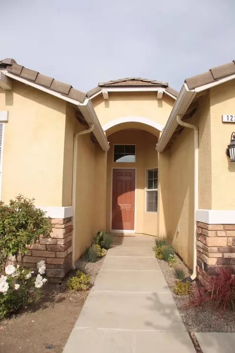 122 E Reese Ave, Visalia, CA 93277 photo 6
