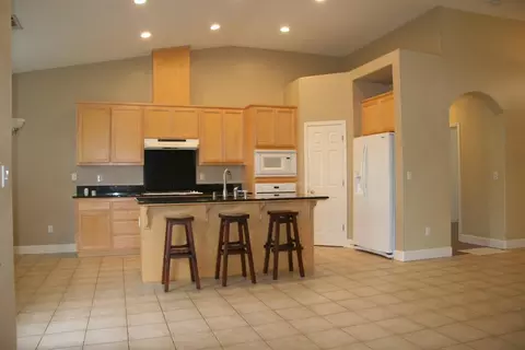 122 E Reese Ave, Visalia, CA 93277 photo 8