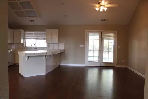 2924 E Pershing Ct, Visalia, CA 93292 photo 4