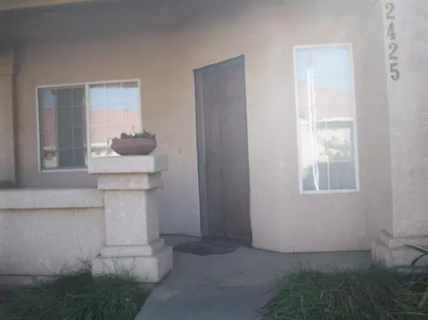 2425 Capitol Ct, Tulare, CA 93274 photo 2