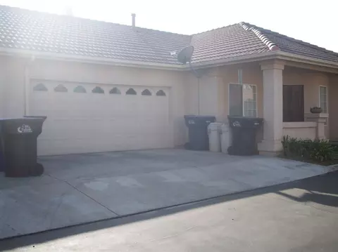 2425 Capitol Ct, Tulare, CA 93274 photo 4