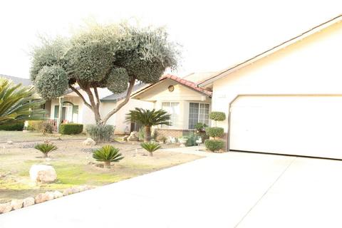 1149 E Davis Dr, Dinuba, CA 93618 photo 2