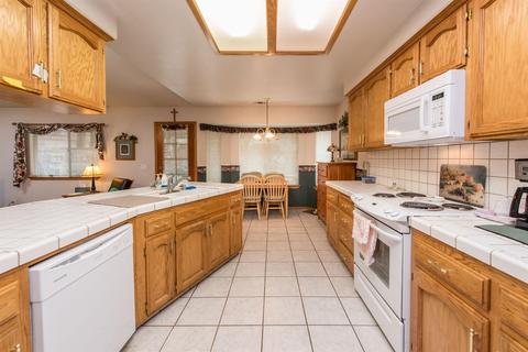 417 E Wilson Ave, Tulare, CA 93274 photo 2