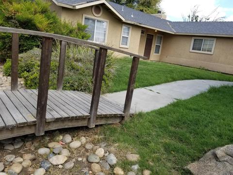 638 E Cinnamon Dr, Lemoore, CA 93245 photo 2