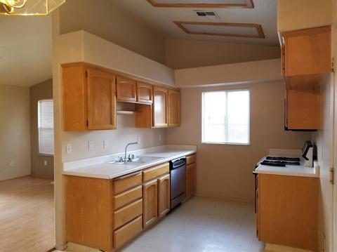 638 E Cinnamon Dr, Lemoore, CA 93245 photo 5