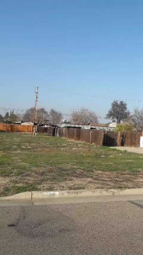 1428 E Sonora Ave, Tulare, CA 93274 photo 2