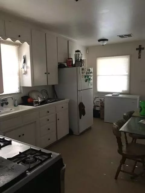 111 E Paradise Ave, Visalia, CA 93277 photo 3