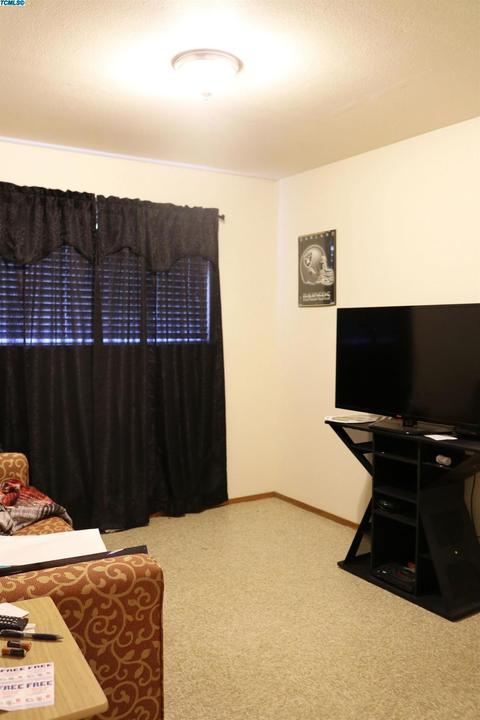 2012 E Bardsley Ave, Tulare, CA 93274 photo 8