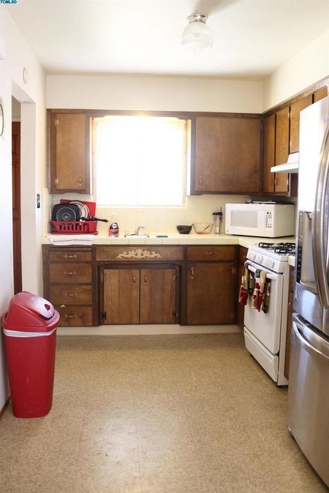 2012 E Bardsley Ave, Tulare, CA 93274 photo 5