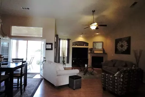 3140 W Delaware Ct, Visalia, CA 93291 photo 8