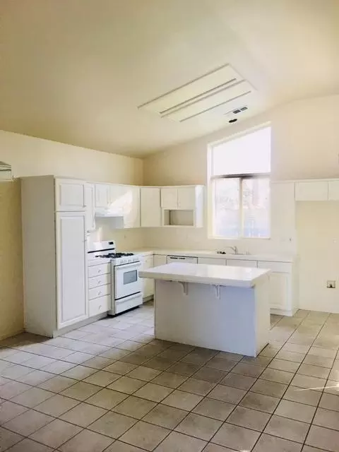 1609 E Parkview Ave, Visalia, CA 93292 photo 2