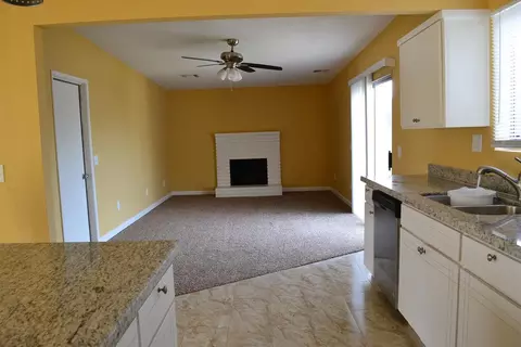 570 Ash St, Lemoore, CA 93245 photo 5