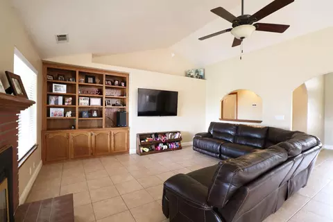 1837 Evergreen Ct, Visalia, CA 93292 photo 3