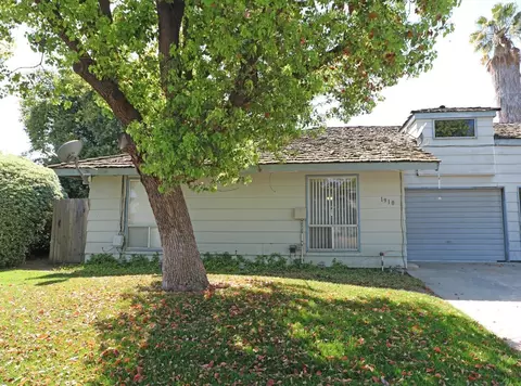 1910 E Vassar Dr, Visalia, CA 93292 photo 2