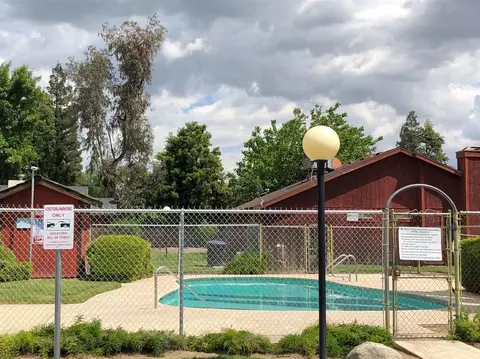 932 E Oakridge Ave, Visalia, CA 93292 photo 13