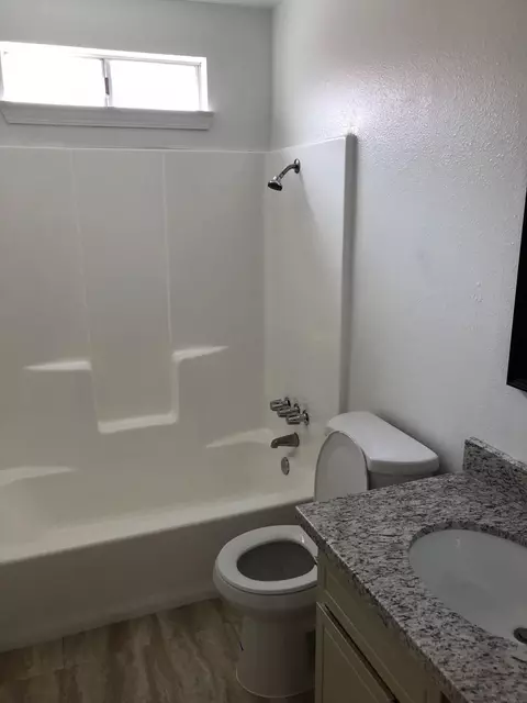 932 E Oakridge Ave, Visalia, CA 93292 photo 11