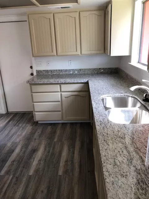932 E Oakridge Ave, Visalia, CA 93292 photo 7
