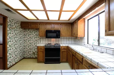 2749 E Paradise Ave, Visalia, CA 93292 photo 7
