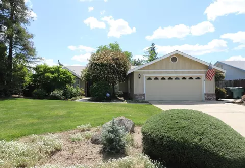 2749 E Paradise Ave, Visalia, CA 93292 photo 2
