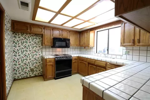 2749 E Paradise Ave, Visalia, CA 93292 photo 5