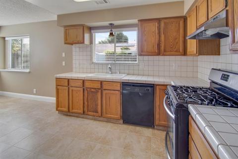 831 E Palm Dr, Hanford, CA 93230 photo 8