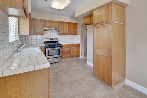 831 E Palm Dr, Hanford, CA 93230 photo 7