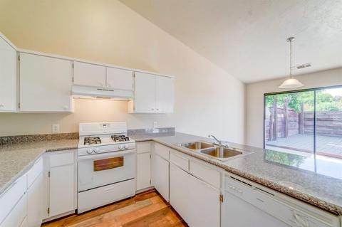 643 E Harold Ave, Visalia, CA 93292 photo 2