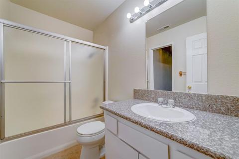 643 E Harold Ave, Visalia, CA 93292 photo 9