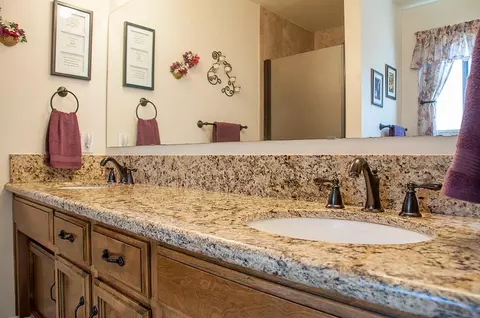 888 E Davis Dr, Dinuba, CA 93618 photo 4